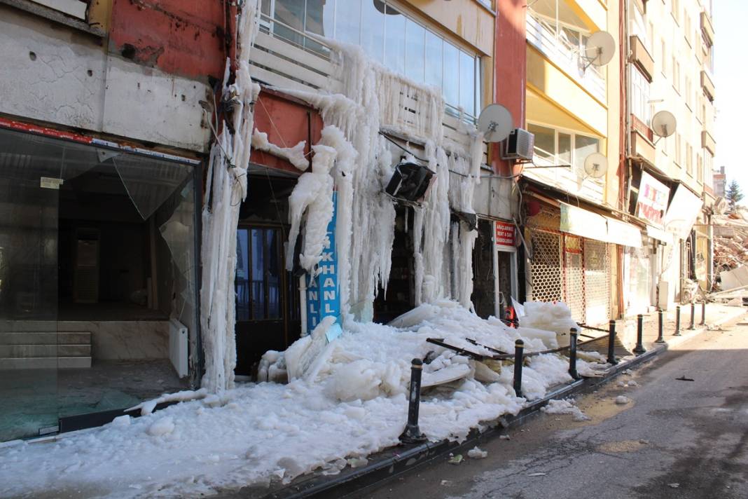 Hasarlı binayı görenler cep telefonlarına sarıldı! Hayrete düşüren manzaranın nedeni daha sonra anlaşıldı 2